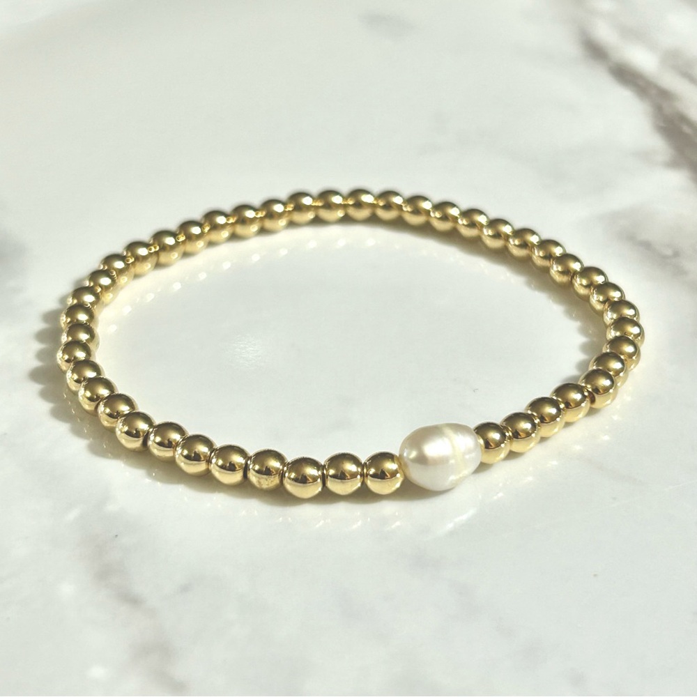 Handmade Stretch Gold Filled and Freahwater Pearl bracelet, 7 inches in length.